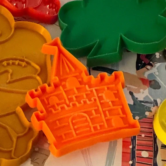 Hallmark Red, Green, Yellow, and Orange Cookie Cutter Set. Vintage lot of 7. - Picture 13 of 13